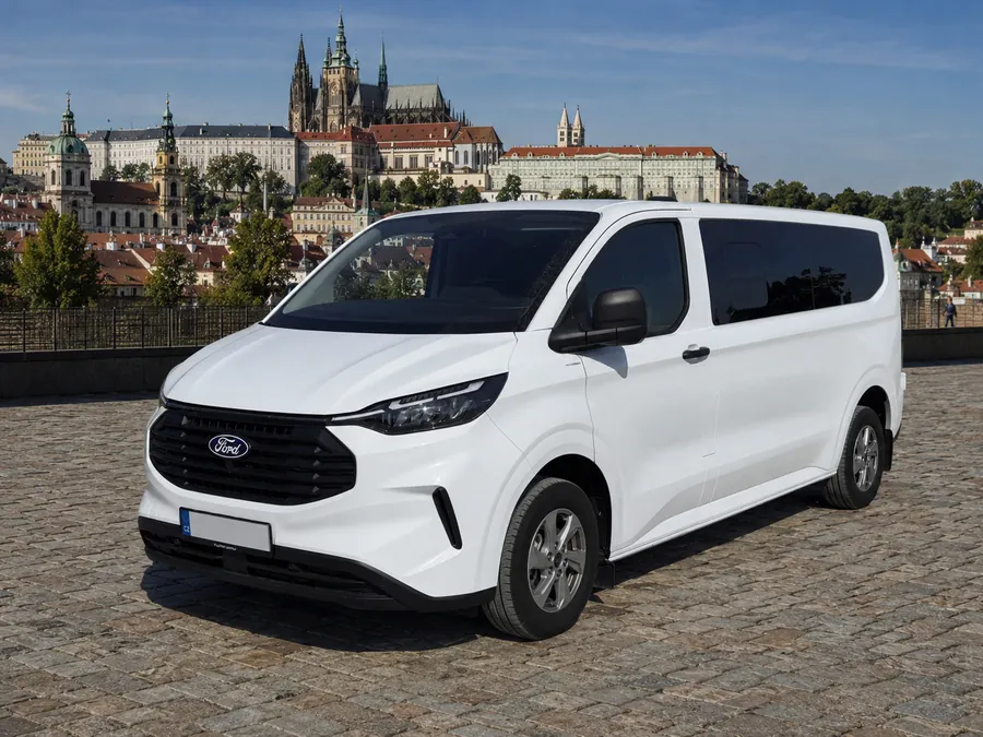 Ford Transit Custom Kombi MHTraxx Shuttle před Pražským hradem zepředu