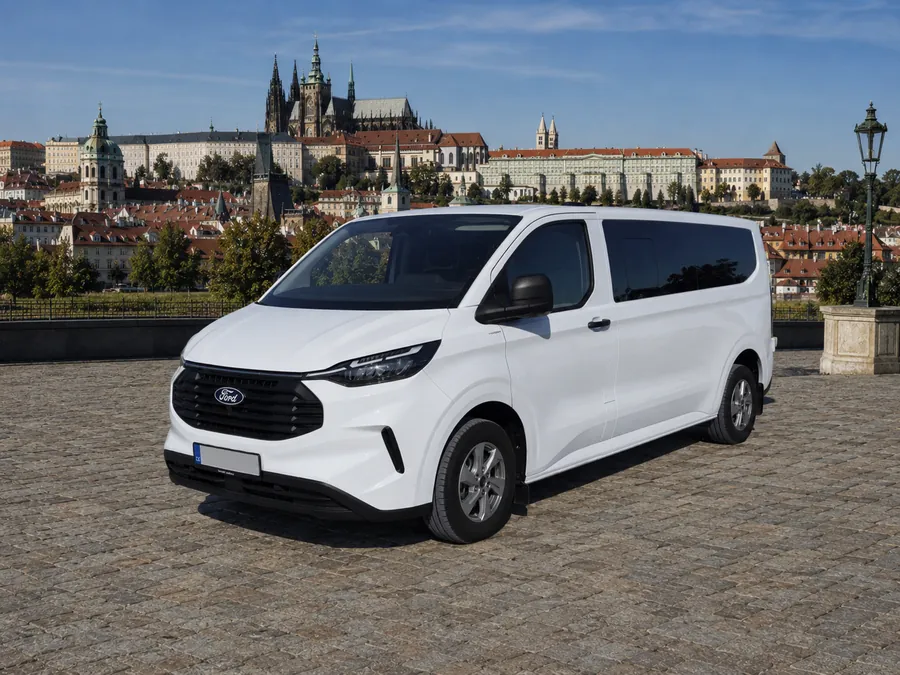 Shuttle bus Praha Ford Transit Custom Kombi před Pražským hradem