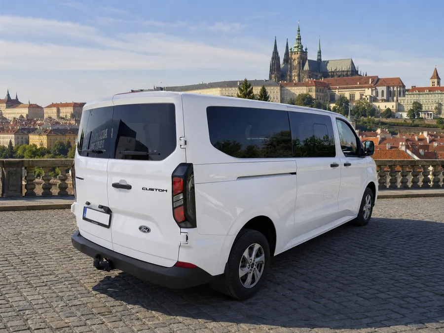Zadní pohled na Ford Transit Custom Kombi MHTraxx Shuttle