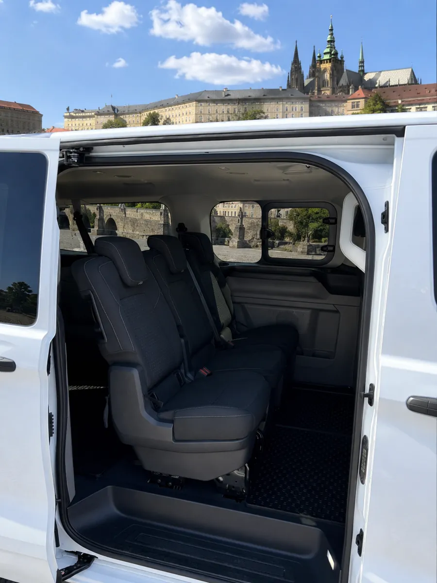 Interiér Ford Transit Custom Kombi pro komfortní přepravu osob